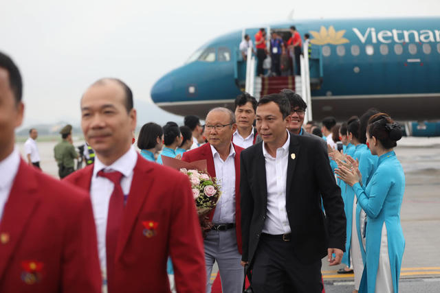 H&igrave;nh ảnh c&aacute;c tuyển thủ Olympic Việt Nam về đến H&agrave; Nội