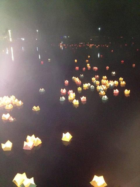 Cả một khúc sông lung linh rực sáng.