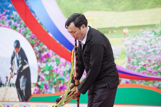 Khèn Mông là nhạc cụ không thể thiếu trong sinh hoạt văn hóa, thể hiện tâm tình mà đôi khi là tiếng của rú rừng vang gọi, là tâm linh của người Mông.