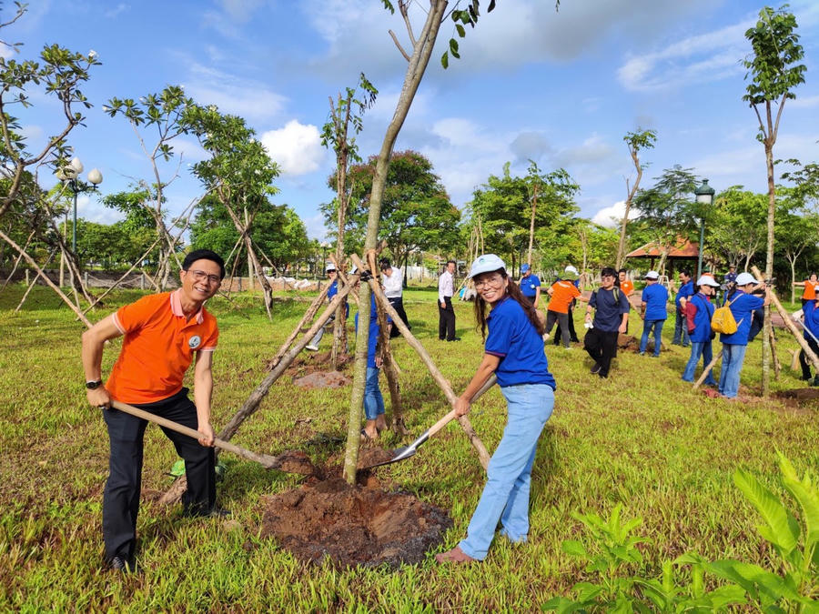 Các kiều bào sôi nổi thực hiện trồng cây theo lời dạy của Bác.