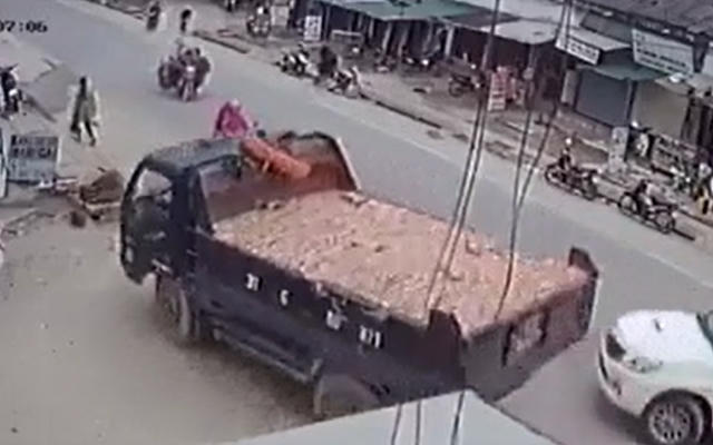 Camera ghi lại cú đánh lái “thần sầu” tránh xe bán tải, nhiều người thoát chết trong gang tấc