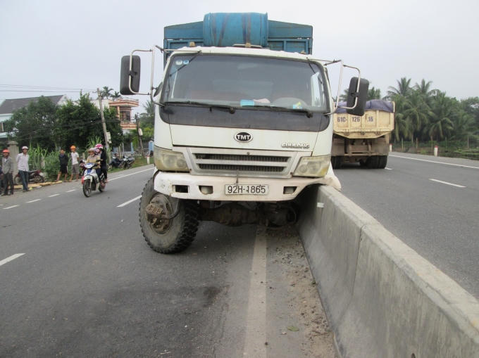 Xe tải 92H-1865 tông vào con lươn.