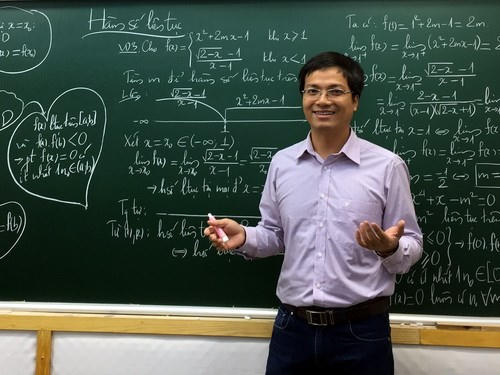 Thầy Nguyễn Mạnh Cường trong một tiết ôn tập Toán cho học sinh