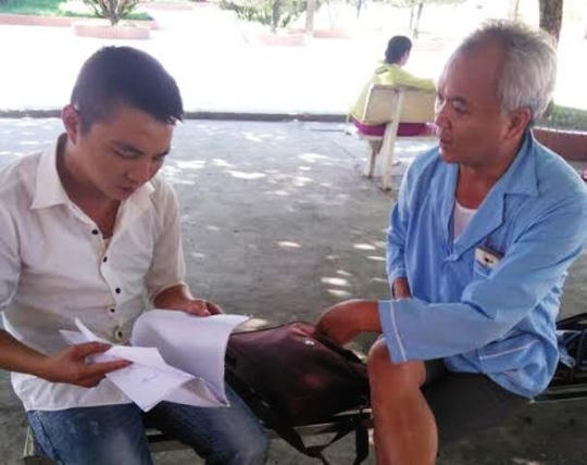 Ông Phớt phản ánh sự việc với báo chí khi đang điều trị tại BV Đa khoa huyện Thọ Xuân.