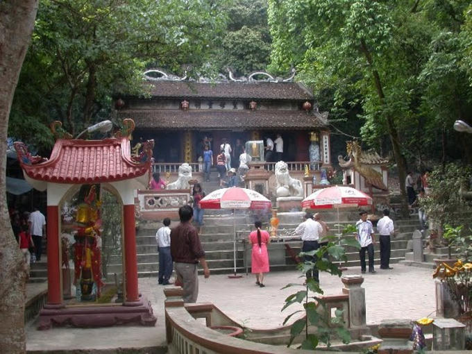 Truyền rằng người thành tâm đến ngôi đền thiêng này sẽ cầu gì được nấy.