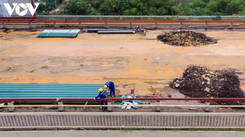 Từ ngày 8/8, để phục vụ thi công, chính thức cấm xe qua cầu, phân luồng giao thông từ xa, hướng dẫn xe tải, xe khách liên tỉnh từ phía Nam ra Bắc và ngược lại đi theo cầu Hưng Hà, cầu Thanh Trì, cầu Vĩnh Thịnh. Riêng nội thành Hà Nội có 16 tuyến xe buýt đi qua cầu Thăng Long sẽ chuyển sang đi cầu Nhật Tân ở hạ lưu cầu Thăng Long.