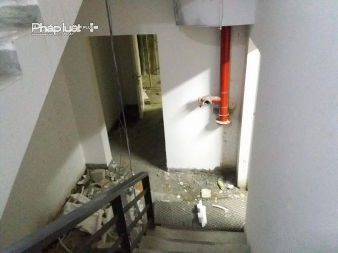 Bên trong lối thoát hiểm.