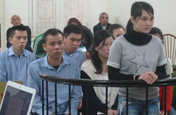 Các bị cáo trước vành móng ngựa.