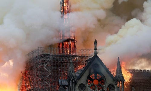 Phần tháp nhọn của Nhà thờ Đức Bà Paris bị thiêu rụi trong vụ cháy. (Ảnh: Reuters)