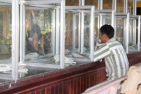 Phạm nhân trò chuyện với người thân trong ngày thăm gặp.