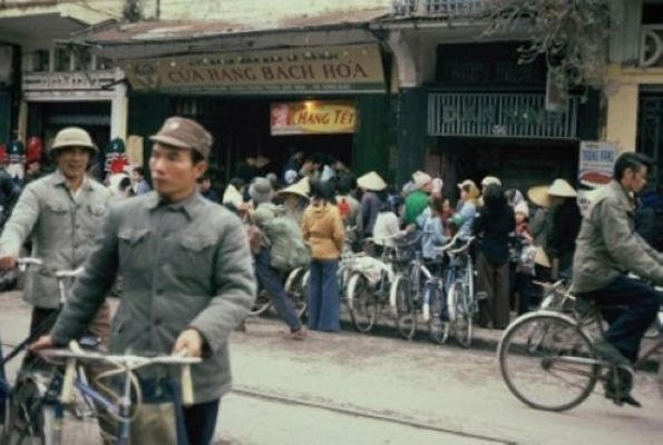 Tết xưa, mọi người nô nức đến các của hàng để sắm tết. Ảnh
: internet.