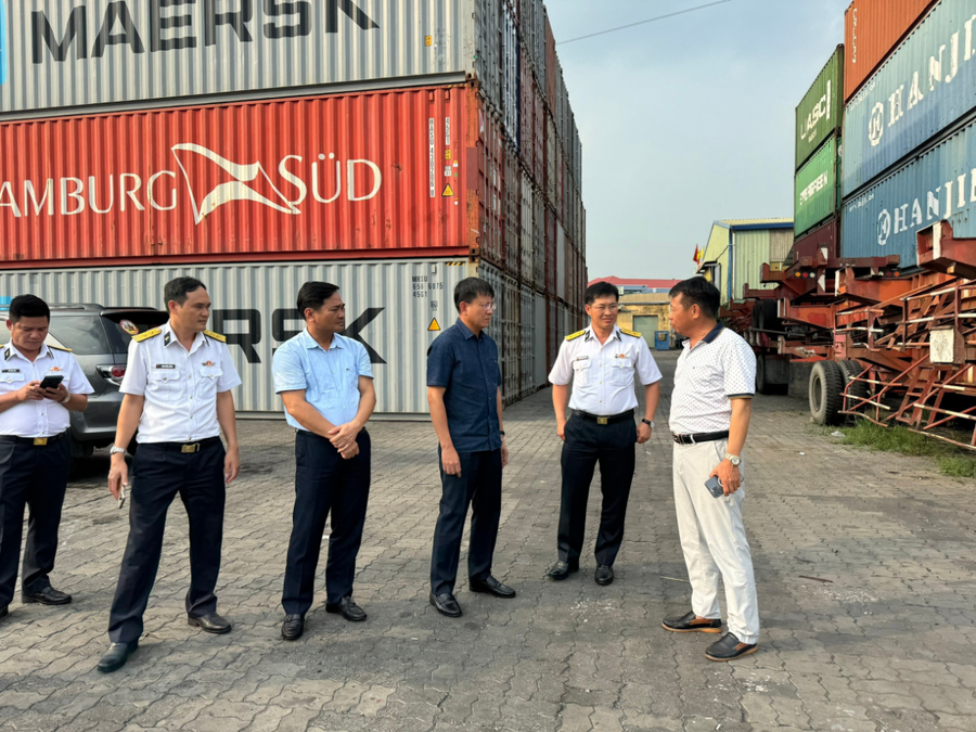 Lãnh đạo Cục Hàng hải Việt Nam kiểm tra thực tế bãi container tại cảng Cát Lái. Ảnh vinamarine.gov.vn