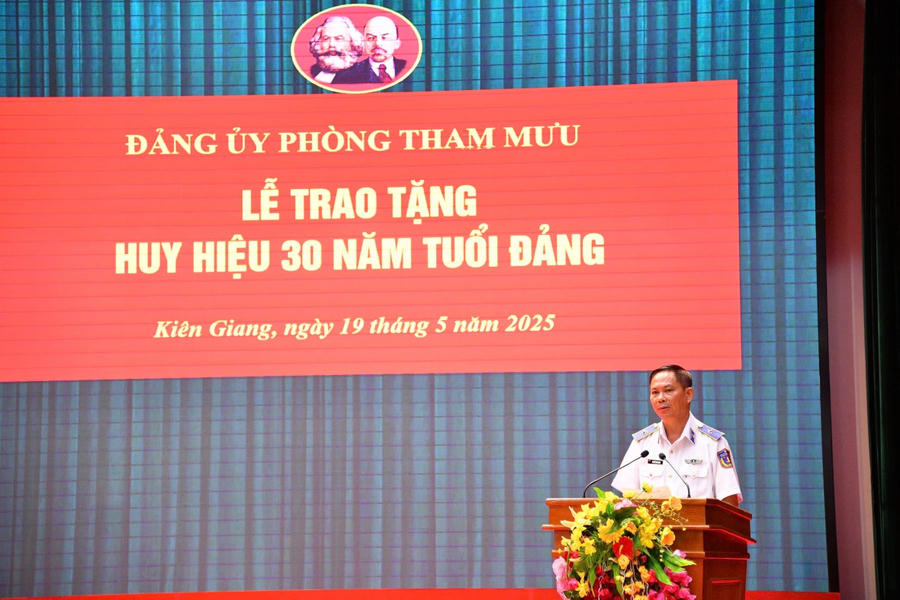 Thiếu tướng Nguyễn Văn Dũng - Bí thư Đảng ủy, Chính ủy Bộ Tư lệnh Vùng Cảnh sát biển 4 phát biểu tại buổi lễ