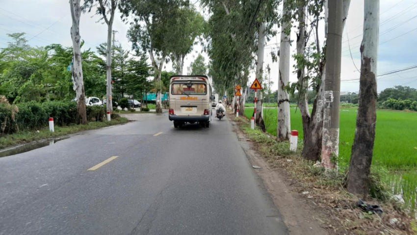 Anh Lê Sơn Hải một người dân bán hàng ven tuyến đường này cho hay: "Tôi sinh sống ở đây cũng thực sự mệt mỏi, trời nắng thì bụi, mưa thì lầy lội. Nhất là lúc cao điểm tắc đường các xe chen nhau đi bấm còi inh ỏi".