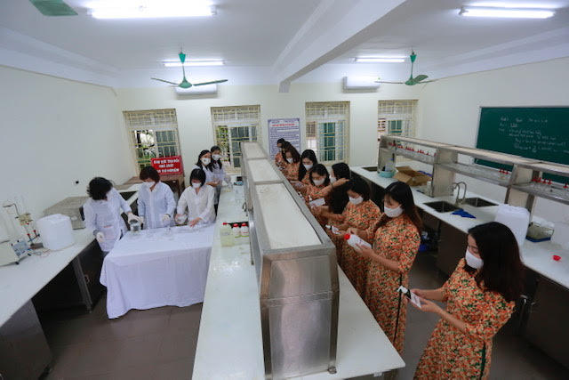 Nước rửa tay khô của Bộ môn được pha theo công thức của tổ chức y tế thế giới (WHO) và được Viện hàn lâm Khoa học và Công nghệ Việt nam chứng nhận có khả năng kháng khuẩn và không gây kích ứng với da.