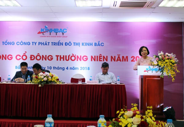 Bà Nguyễn Thị Thu Hương - Tổng Giám đốc KBC báo cáo hoạt động kinh doanh 2017 và định hướng kinh doanh 2018.