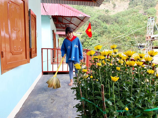 Xuân đã về nhà em Nguyễn Thị Xuân Quyền, em dọn dẹp nhà cửa sạch đẹp để đón Xuân mới