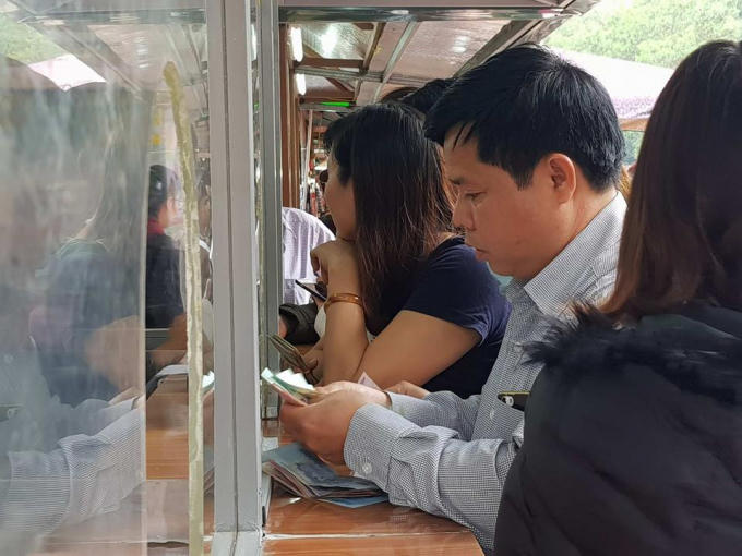 Người đàn ông này phải chi tiền triệu để mua vé cho cả gia đình 25 người vào xem lễ hội, ông cho rằng mức phí 40 nghìn là quá cao. Ảnh Vietnamnet.