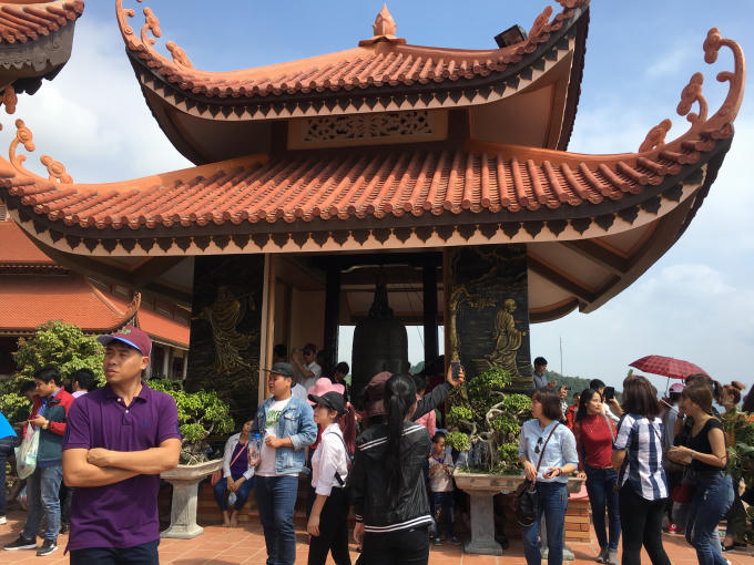 Quảng Ninh: H&agrave;ng triệu du kh&aacute;ch h&agrave;nh hương trong ng&agrave;y nghỉ