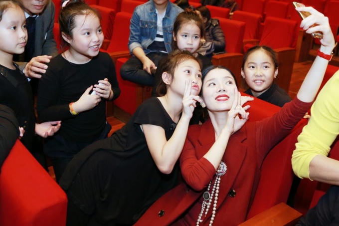 Lệ Quy&ecirc;n nh&iacute; nhảnh chụp h&igrave;nh c&ugrave;ng c&aacute;c em nhỏ đến từ CLB Ngọc Trai Việt.