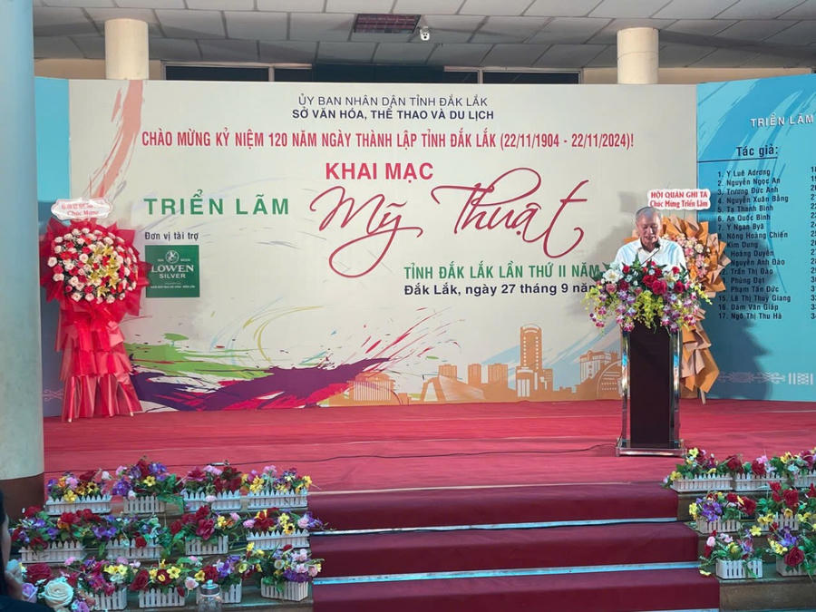 Giám đốc Sở Văn hóa- Thể thao và Du lịch Thái Hồng Hà phát biểu khai mạc triển lãm. Ảnh: Công Lý