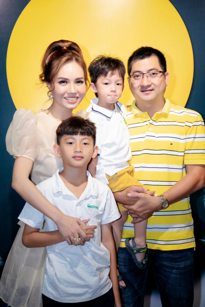 Hoai Trinh va gia dinh