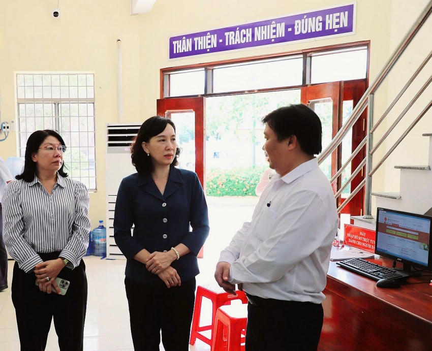 Phó Chủ tịch UBND tỉnh Nguyễn Thị Minh Thúy thăm hỏi người dân đến thực hiện thủ tục hành chính tại Trung tâm phục vụ hành chính công cấp xã.