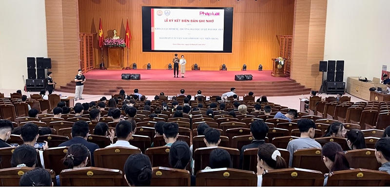 4. Hội thảo thu hút hàng trăm bạn sinh viên trường ĐH Luật, ĐH Huế tham dự.