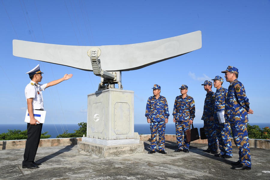 Đoàn công tác nghe báo cáo kết quả thực hiện nhiệm vụ tại Trạm ra đa 615