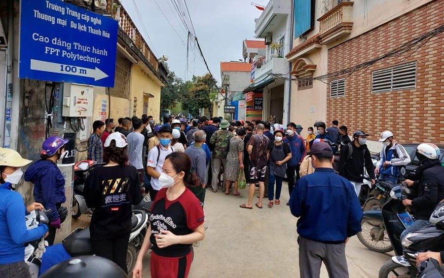 Nhiều người dân hiếu kỳ đứng xem