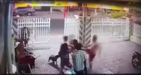 Thời điêm xảy ra sự việc, 2 anh em Linh và Luân đuổi đánh người hàng xóm. (Ảnh cắt từ clip)