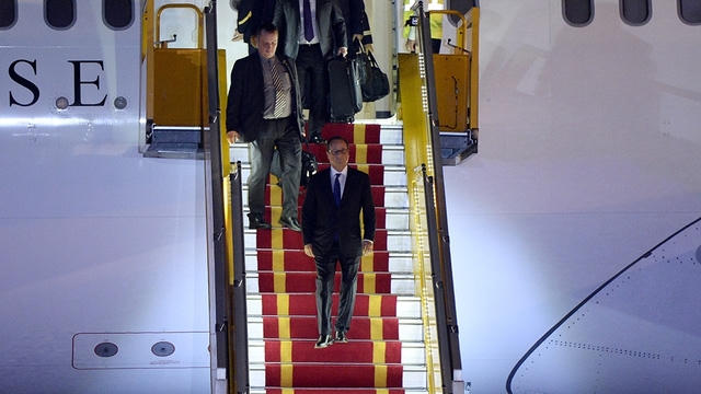 Tổng thống Pháp Francois Hollande đã đặt chân xuống sân bay Nội Bài lúc 0h40 ngày 6/9. (Ảnh: Dân trí)