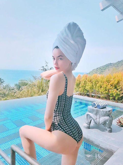 Hồ Ngọc Hà diện bikini khoe đường cong hút mắt, vòng 3 khủng cùng thần thái kiêu sa. Cô chia sẻ khá hài hước: "Đây mới là sống ảo nè, không biết bơi bày đặt nghiêng ngả trên hồ".
