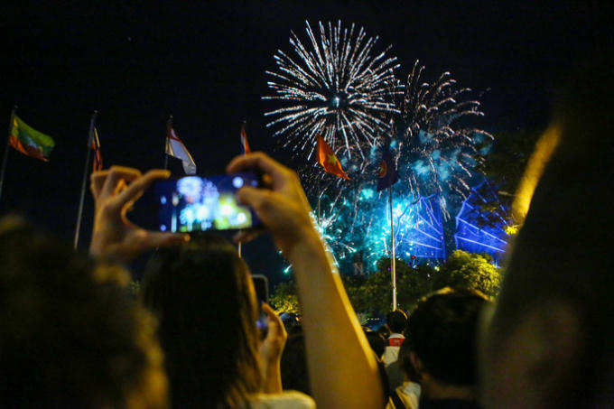 Tại khu vực đầu đường hầm vượt sông Sài Gòn, đúng 0 giờ, loạt tiếng nổ dòn tan, rền vang kèm theo pháo hoa sáng rực một góc trời.