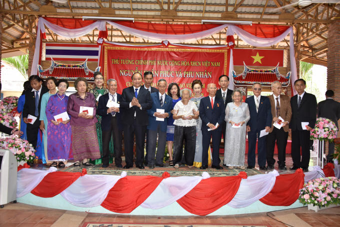 Thủ tướng Nguyễn Xuân Phúc trao kỉ niệm chương và huy hiệu Bác Hồ cho những kiều bào tại Thái Lan.