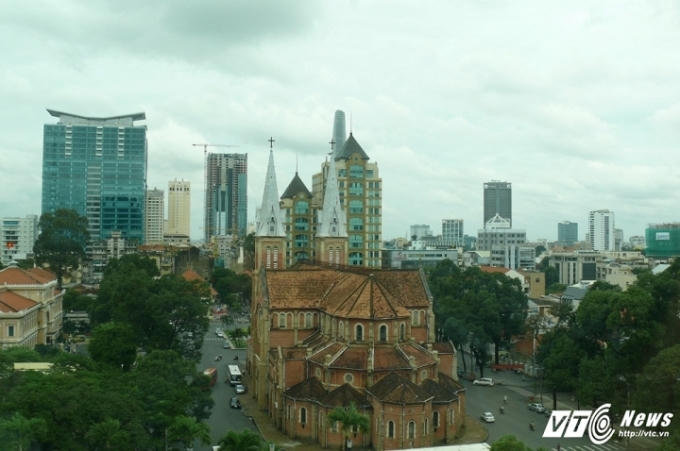 Những tuyến đường quanh Nhà thờ Đức Bà thường xuyên kẹt xe vào thời điểm bắn pháo bông.