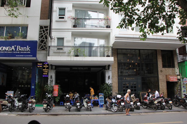 Khu vực sảnh của một khách sạn đã được người dân sử dụng để bán hàng nước vì đóng cửa lâu ngày.