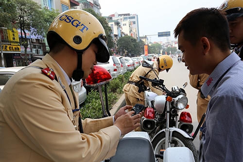 Từ 1/8, cảnh sát giao thông có thể sử dụng kết quả từ phương tiện, kỹ thuật thu được do các tổ chức cung cấp để làm căn cứ xác minh xử phạt vi phạm giao thông.Ảnh minh họa: Bá Đô