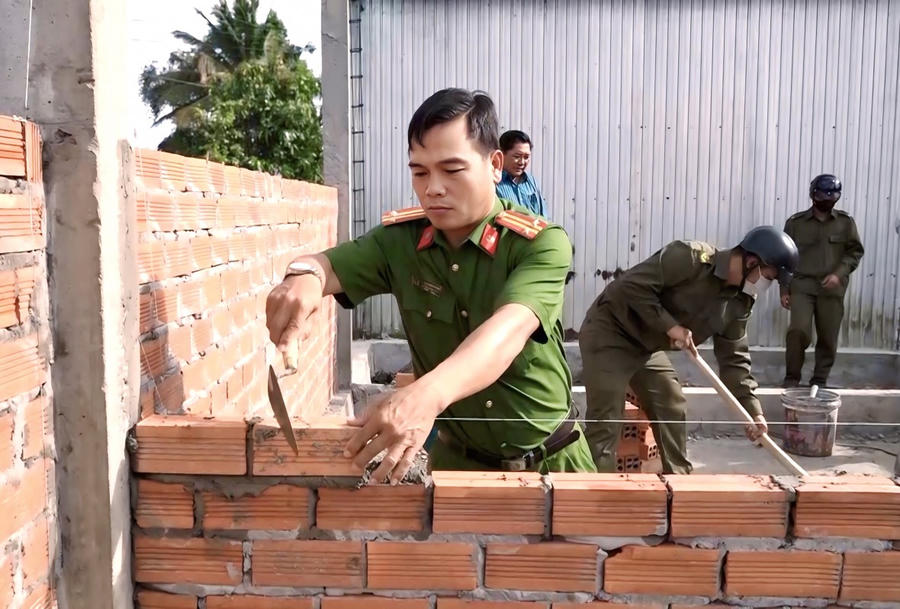 Cán bộ, chiến sĩ Công an các cấp và lực lượng ANTT cơ sở tích cực tham gia hỗ trợ ngày công lao động để mái ấm của bà con sớm được hoàn thành.