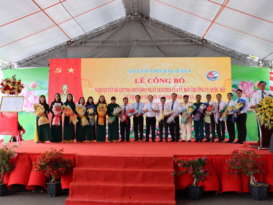 Ông Nguyễn Thanh Phong – Uỷ viên Ban Thường vụ Tỉnh ủy, Bí thư thành ủy Rạch Giá và ông Nguyễn Văn Hôn – Phó Bí thư Thành ủy, Chủ tịch UBND thành phố Rạch Giá tặng hoa chúc mừng BCH Đảng bộ phường Vĩnh Thanh Vân.