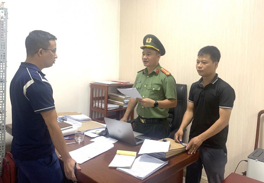 Tống đạt quyết định khởi tố đối tượng cầm đầu - Nguyễn Đức Thịnh - Ảnh Công an Hà Tĩnh.