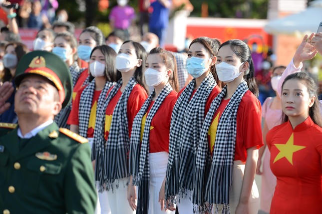 Á hậu Ngọc Thảo tâm sự: “Hôm nay là một ngày đặc biệt khi Thảo được khoác lên người chiếc áo cờ đỏ sao vàng niềm tự hào của Việt Nam. Đứng dưới cột cờ của Tổ Quốc Thảo cảm thấy tự hào khi có mặt tại nơi thiêng liêng này và vô cùng biết ơn các chiến sĩ đã hy sinh để cho chúng ta được 1 cuộc sống yên bình. Thảo tự nhủ sẽ luôn sống đẹp, sống có ích để xứng đáng là một con dân Việt Nam”.