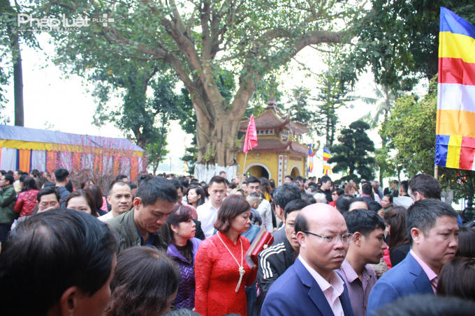 Ai cũng mong được nhanh chóng vào bên trong chùa cầu may.