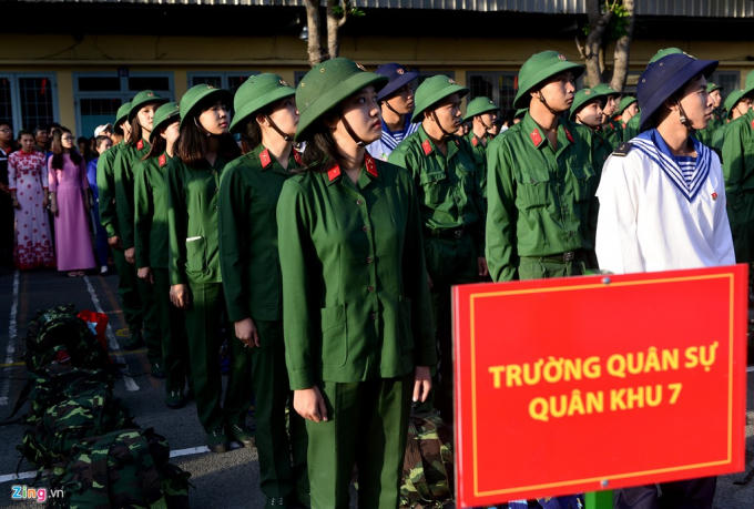 Nữ t&acirc;n binh tại TP Hồ Ch&iacute; Minh trong ng&agrave;y nhập ngũ