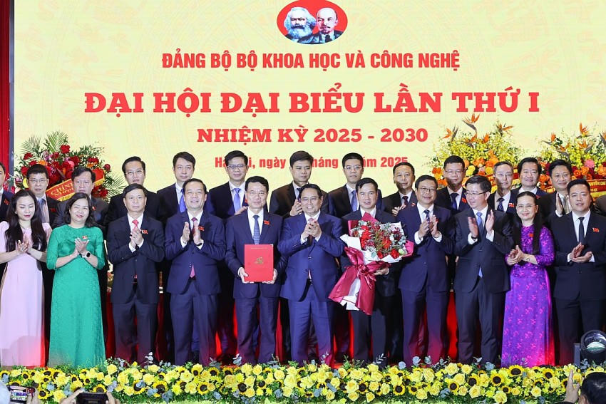 Thủ tướng đề nghị mỗi cán bộ trong lĩnh vực này phải là chiến sĩ tiên phong, người dẫn dắt, đi đầu, dám hy sinh trong việc phát triển, ứng dụng KHCN, đổi mới sáng tạo, chuyển đổi số - Ảnh: VGP/Nhật Bắc