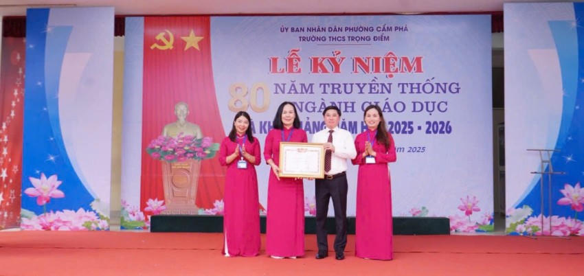 Ông Vũ Hồng Chương- Phó Bí thư thường trực Đảng ủy- Chủ tịch HĐND phường Cẩm Phả dự và tặng hoa chúc mừng trường THCS Trọng Điểm nhân dịp khai giảng.