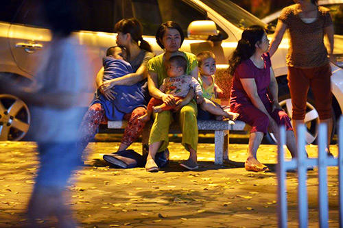 Cháy chung cư Linh Đàm tối 28/4, người dân hốt hoảng bỏ chạy, những đứa trẻ ngơ ngác theo mẹ di tản trốn bà hỏa giữa đêm (Ảnh: Bizlive).