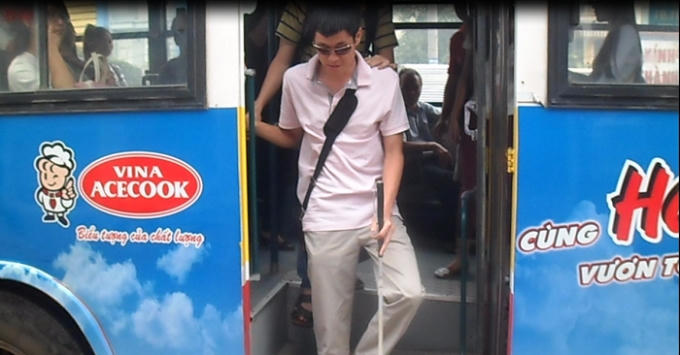 Chàng trai khiếm thị Trần Thế Đạt tự tin tham gia giao thông bằng xe buýt.
