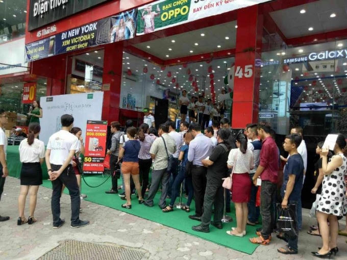 Khách hàng xếp hàng dài đón mua siêu phẩm OPPO F1s. Ảnh: TGDĐ