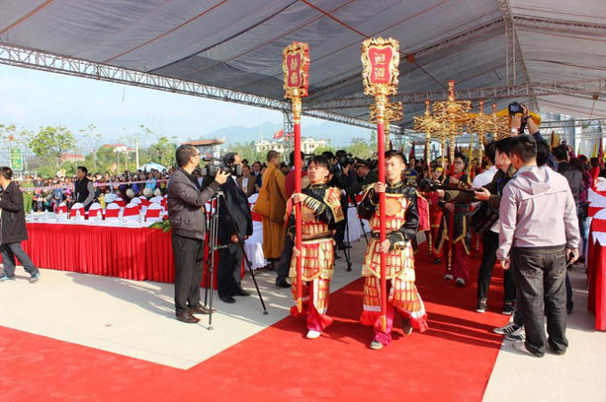 Các đội biểu diễn quần chúng bắt đầu tiết mục khai hội.